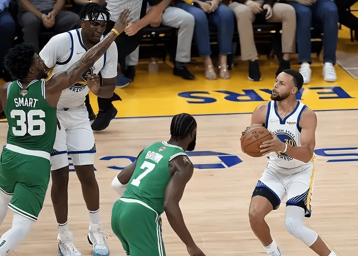 竞博app下载 - 布莱顿训练开放日，集结日单刀错失引欢呼，社区盾在即，年轻球员得到机会