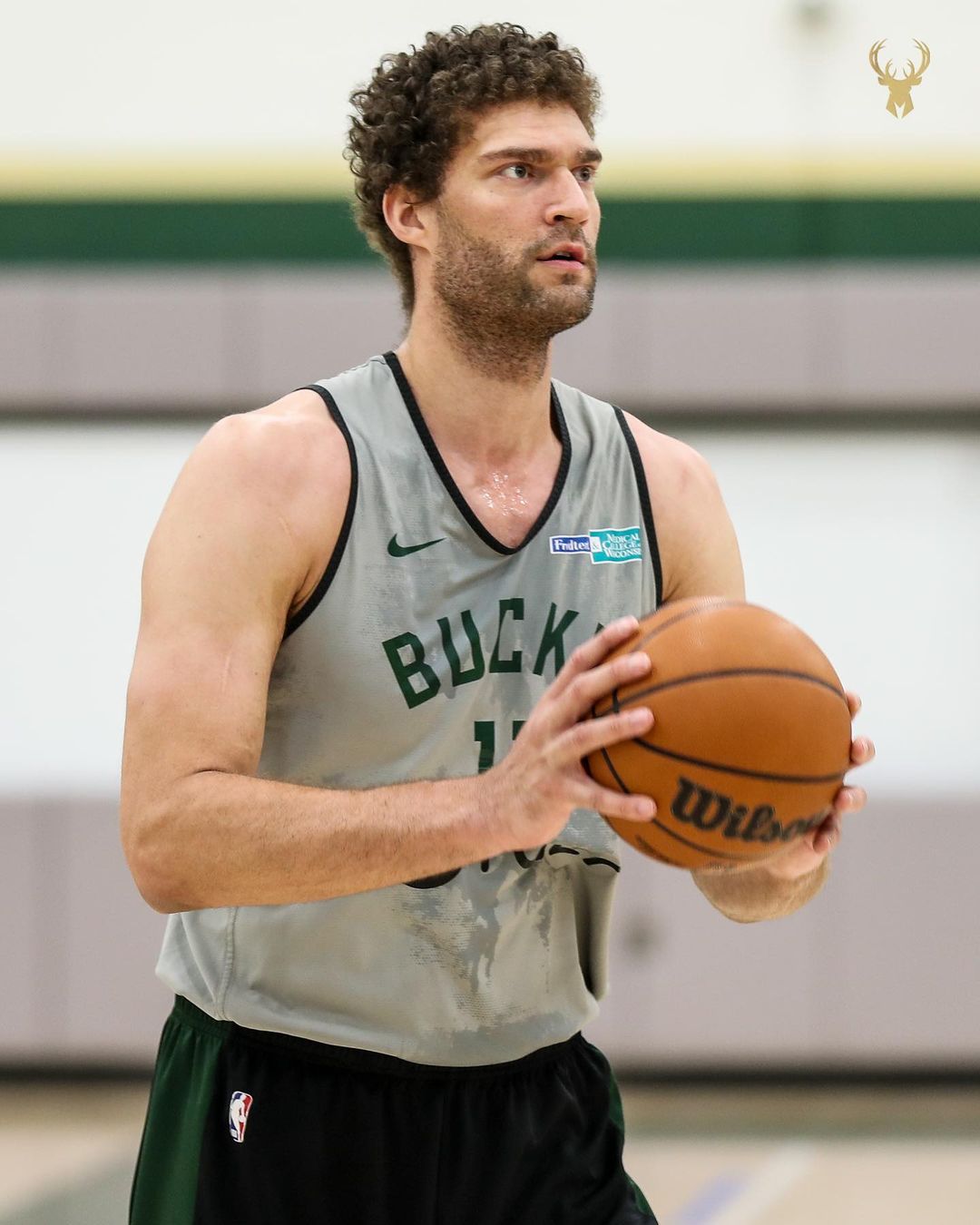 亚冠赛程吃紧，密尔沃基雄鹿清晨回应争议，震撼外界，高层口径保持一致的简单介绍