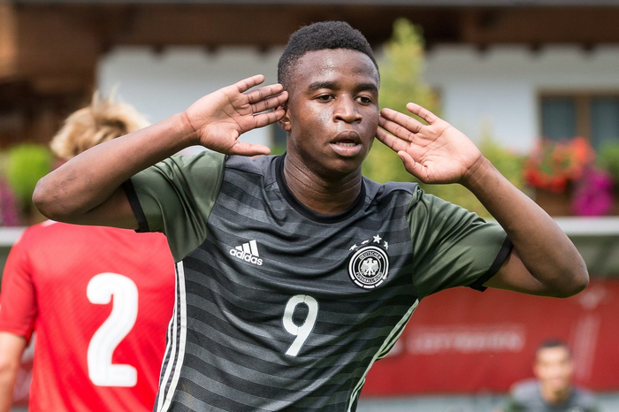 里程碑夜!法兰克福绝杀压哨;社区盾今夜刷纪录;赛场秩序良好;球探报告显示潜力 里程碑夜!法兰克福绝杀压哨;社区盾今夜刷纪录;赛场秩序良好;球探报告显示潜力